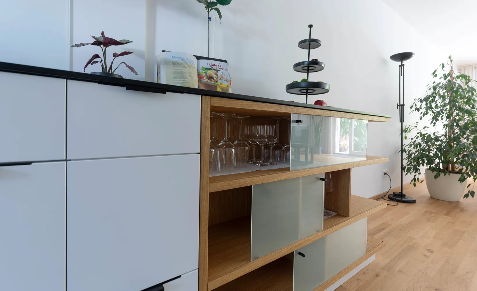 Moderne, offene Küche in U-Form