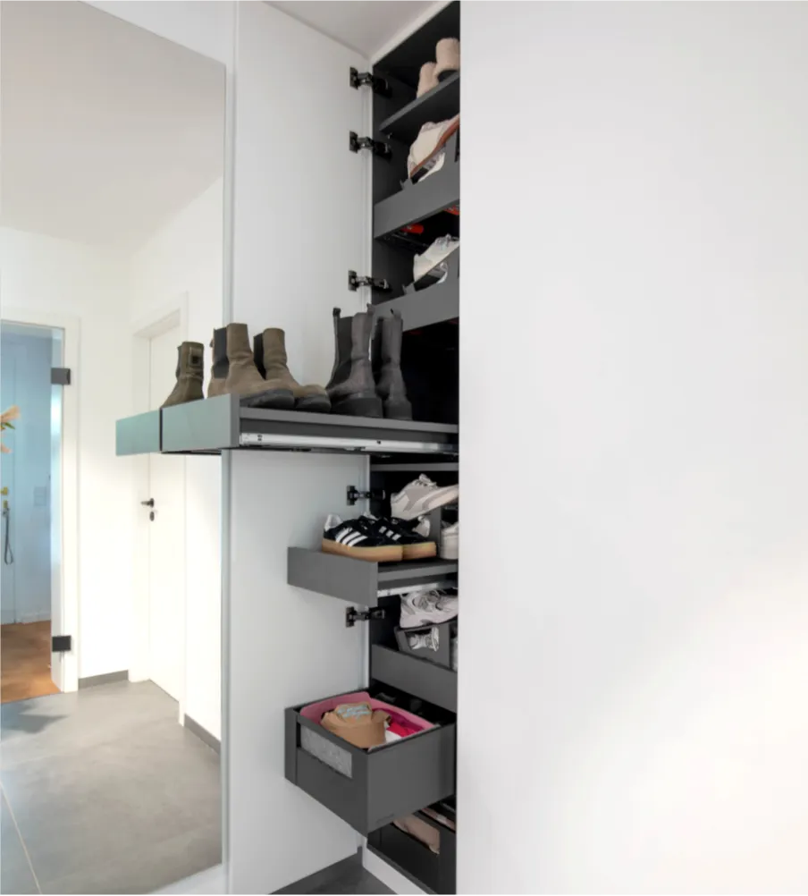 Raumhoher Schuhschrank in Nische