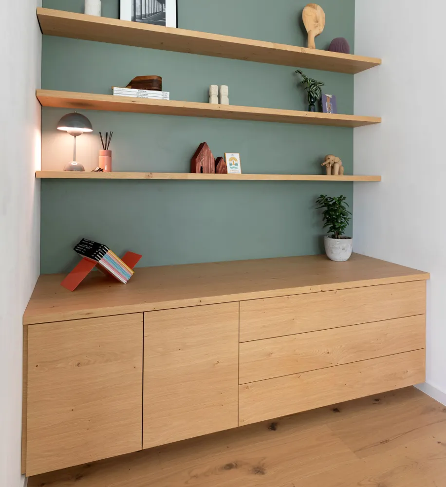 Sideboard mit Stauraum und Regalböden in Nische