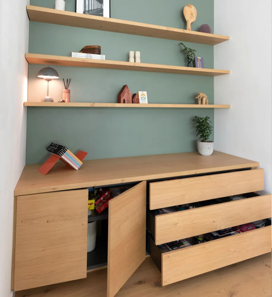 Sideboard mit Stauraum und Regalböden in Nische