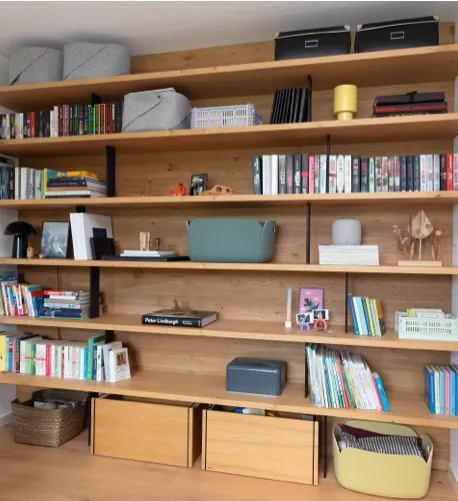 Bücherregal mit schwebender Optik