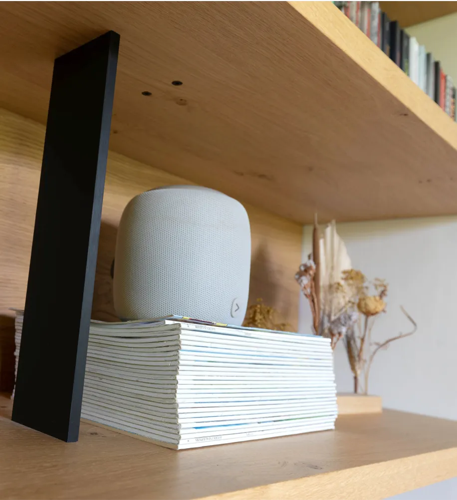 Bücherregal mit schwebender Optik Detailaufnahme