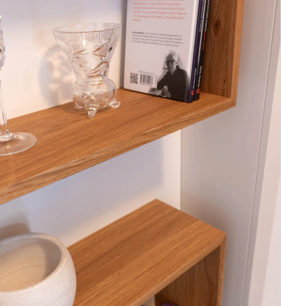 Bücherregal mit schwebender Optik Detailaufnahme